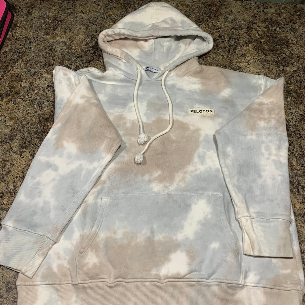 100 % cotton hoodie by PELOTON, long sleeve with front pocket